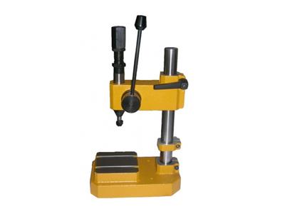 Automatische Stanzmaschine, Kleinesmodell - Standard Bild - 1