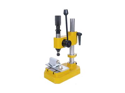Automatische Stanzmaschine, Kleinesmodell - Standard Bild - 2