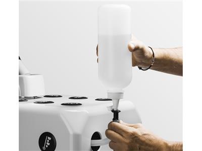 Deionisiertes Destilliertes Wasser Für Dado-lasermaschine, 1-liter-flasche - Standard Bild - 3