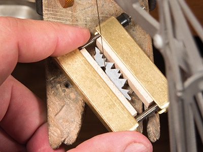 Guillotine Aus Messing, Öffnung Von18 Bis 43 Mm, Knew Concepts - Standard Bild - 2