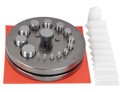 Set Mit 14 Ausstechern Auf Sockel, Runde Form Von 3 Bis 25 MM - Standard Bild - 1