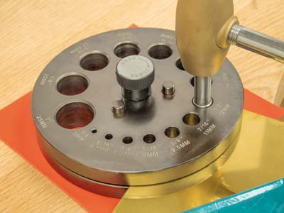 Set Mit 14 Ausstechern Auf Sockel, Runde Form Von 3 Bis 25 MM - Standard Bild - 3