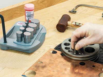 Satz Von 10 Stanzwerkzeuge Auf Sockel, Runde Form Von 3 Bis 32 Mm, Durston - Standard Bild - 4