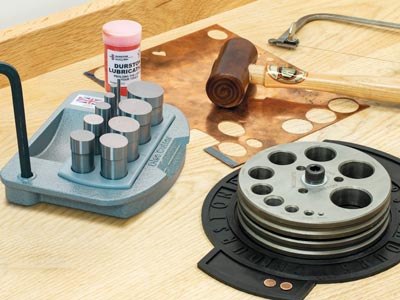 Satz Von 10 Stanzwerkzeuge Auf Sockel, Runde Form Von 3 Bis 32 Mm, Durston - Standard Bild - 6