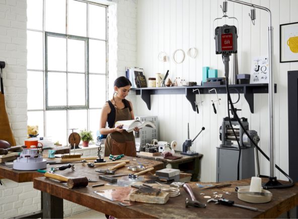 Cookson-CLAL Frau im Schmucklabor